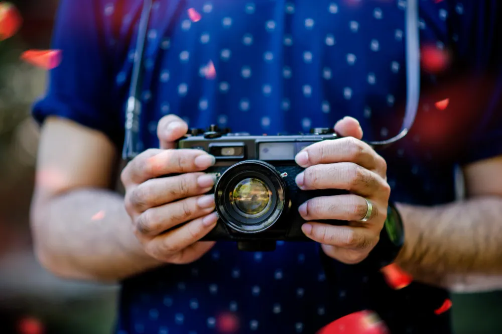 Genc Gazete Fotograf Cekinirken Ve Foto Cekerken (2)