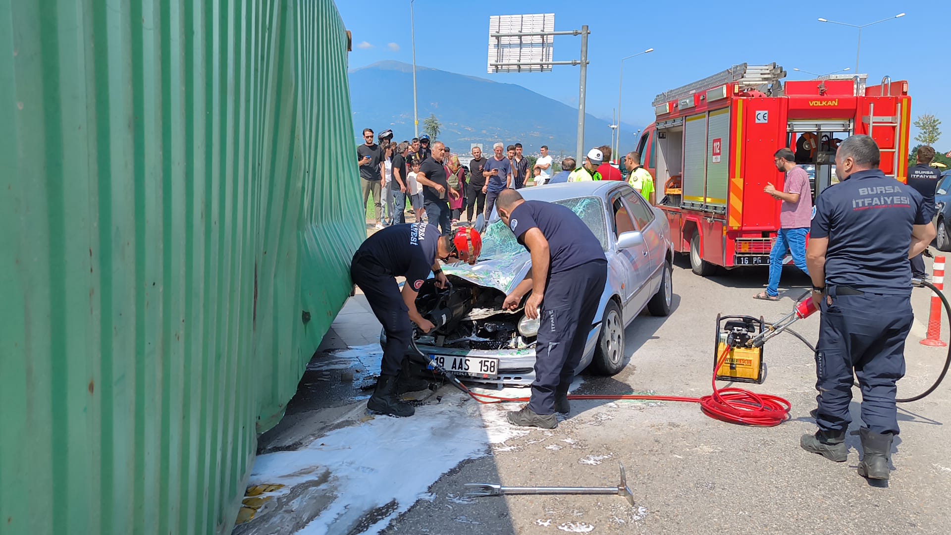 Genc Gazete İnegöl'de Korkunç Kaza Kontrolden Çıkan Tır (1)