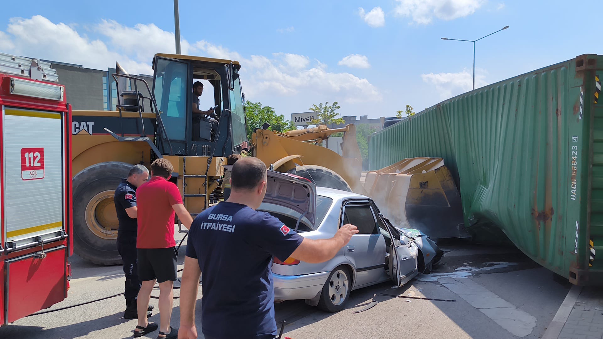 Genc Gazete İnegöl'de Korkunç Kaza Kontrolden Çıkan Tır (7)