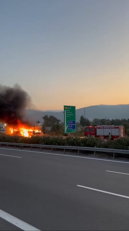 Genc Gazete Yolcu Otobüsü Bursa'da Alev Alev Yanarak Küle Döndü (2)