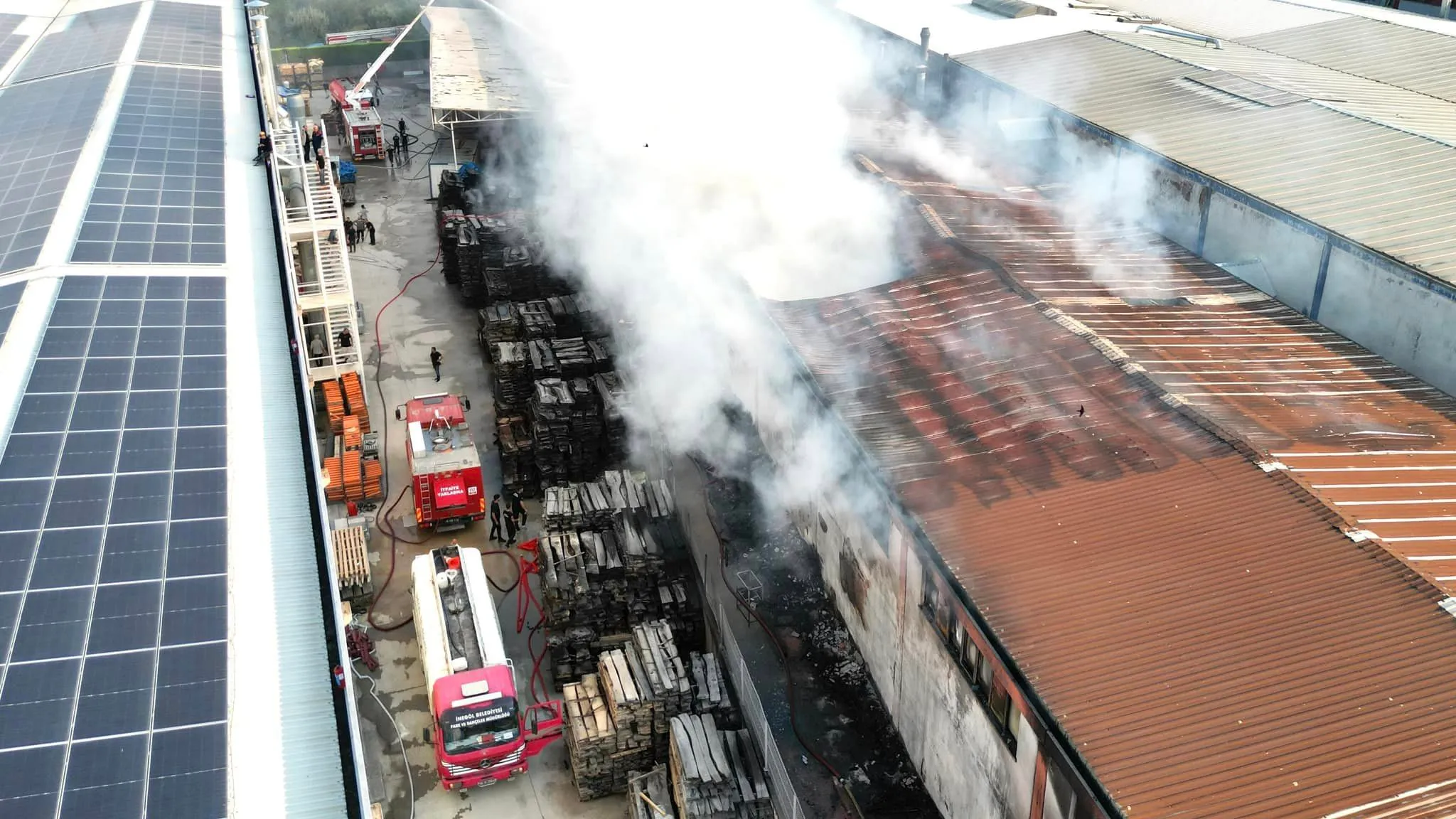 İnegöl'de Sandalye Fabrikasında Korkutan Yangın! Belediye Başkanı Alper Taban'dan Önemli Açıklama! (2)