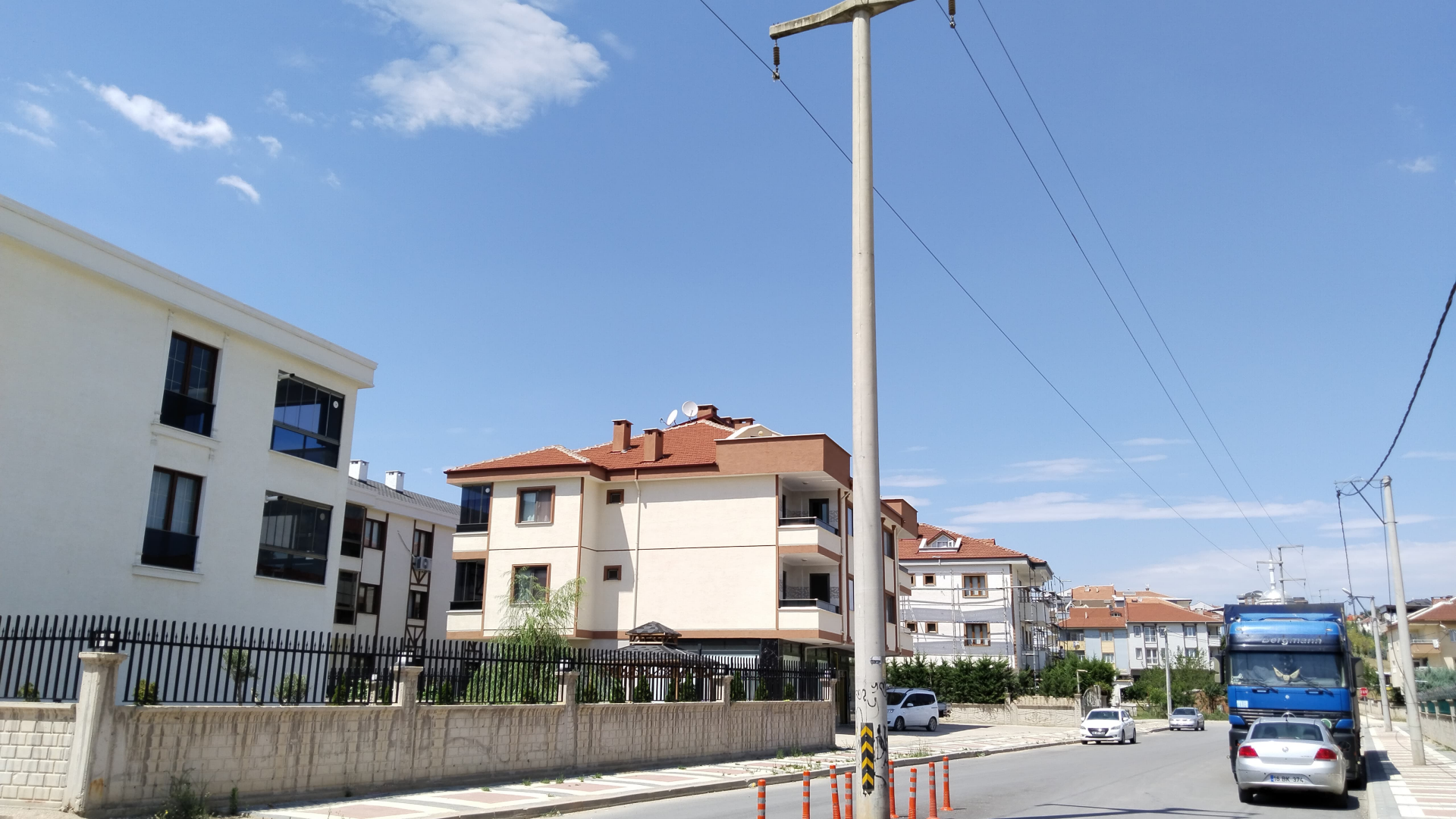 İnegöl'de Yol Ortasındaki 2 Direk Şaşkınlık Yarattı2 Gencgazete