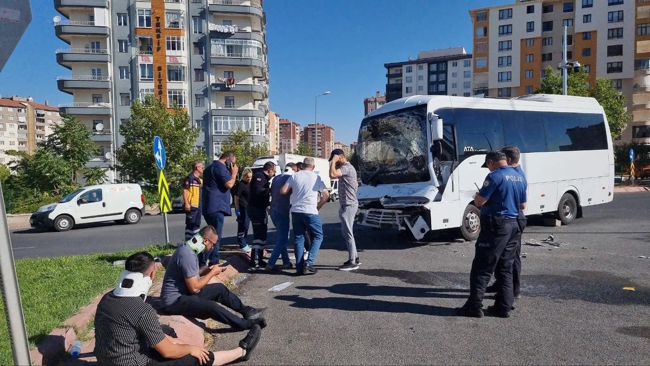 İşçi Servisi Ile Kamyon Çarpıştı 10 Yaralı