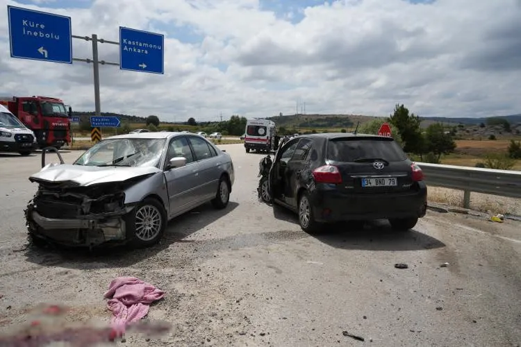 Kastamonu'da Zincirleme Trafik Kazası 1'I Ağır, 2'Si Çocuk 12 Yaralı (3)