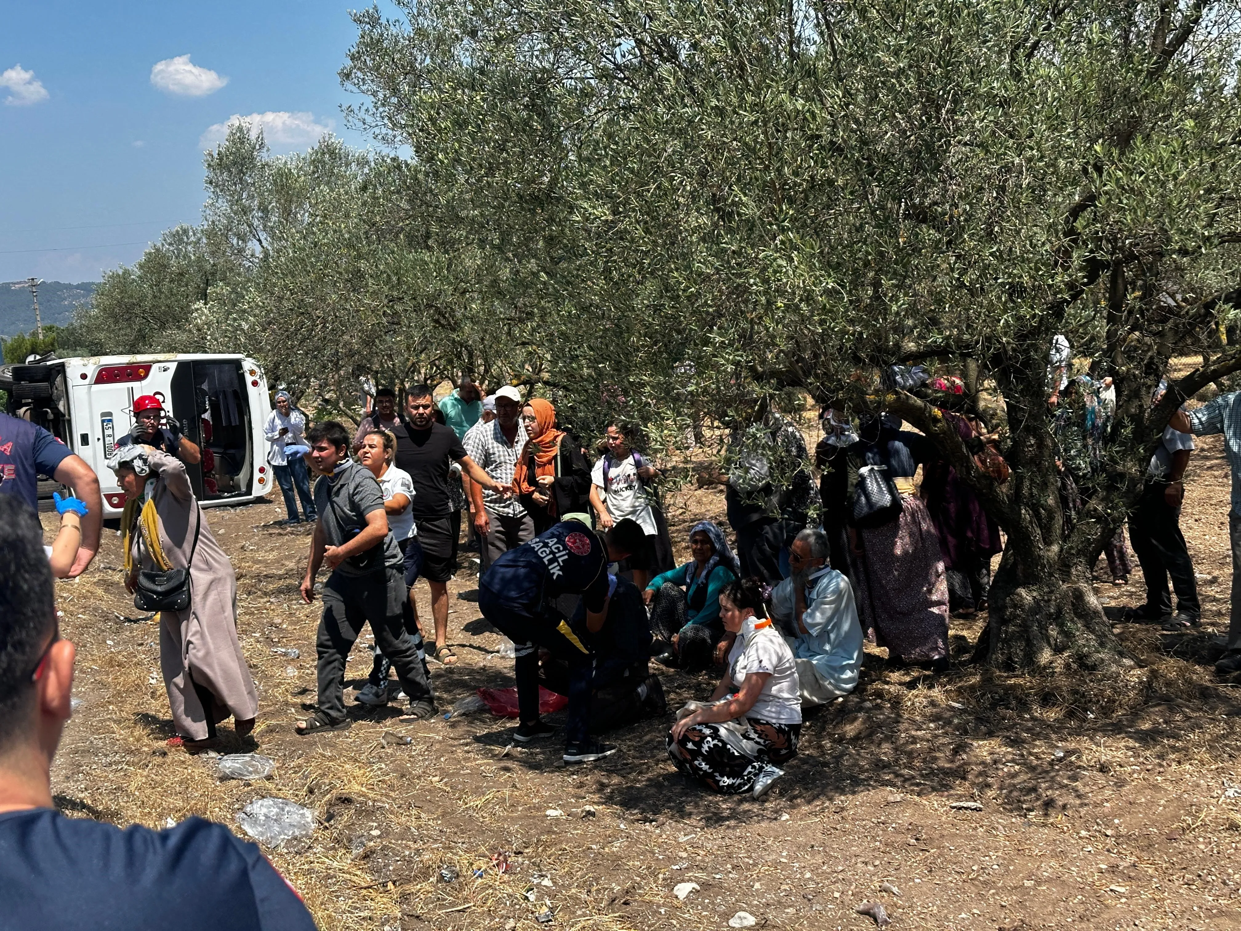 Manisa’da Kamyonet Otobüsle Çarpıştı 10 Yaralı (2)