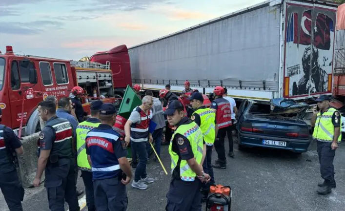 Sakarya'da 8 Araçlı Feci Kaza 1 Ölü, 6 Yaralı (5)