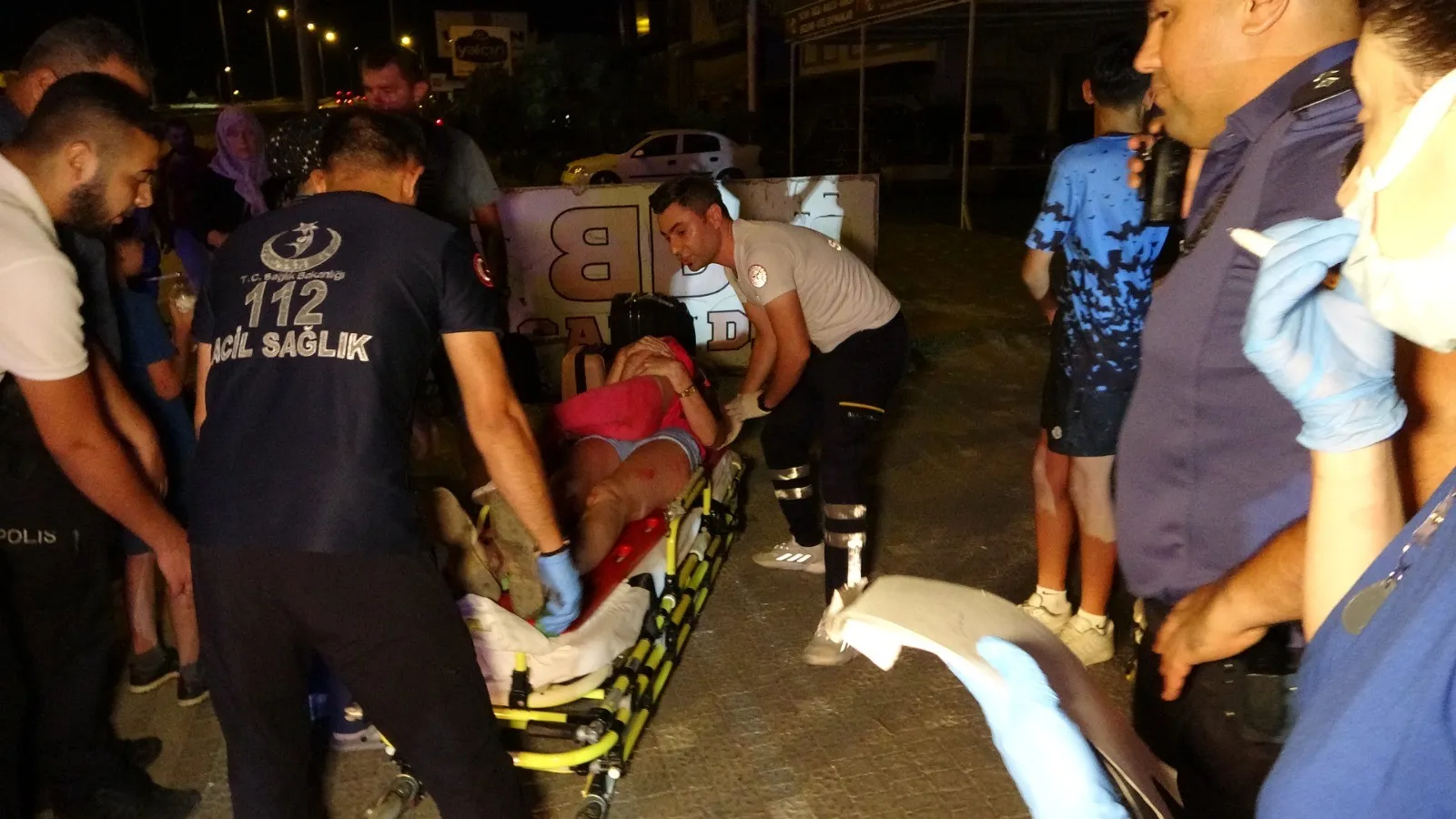 Turist Taşıyan Midibüs Kontrolden Çıkıp Bariyer Ve Beton Direğe Çarptı 1 Ölü, 20 Yaralı (3)