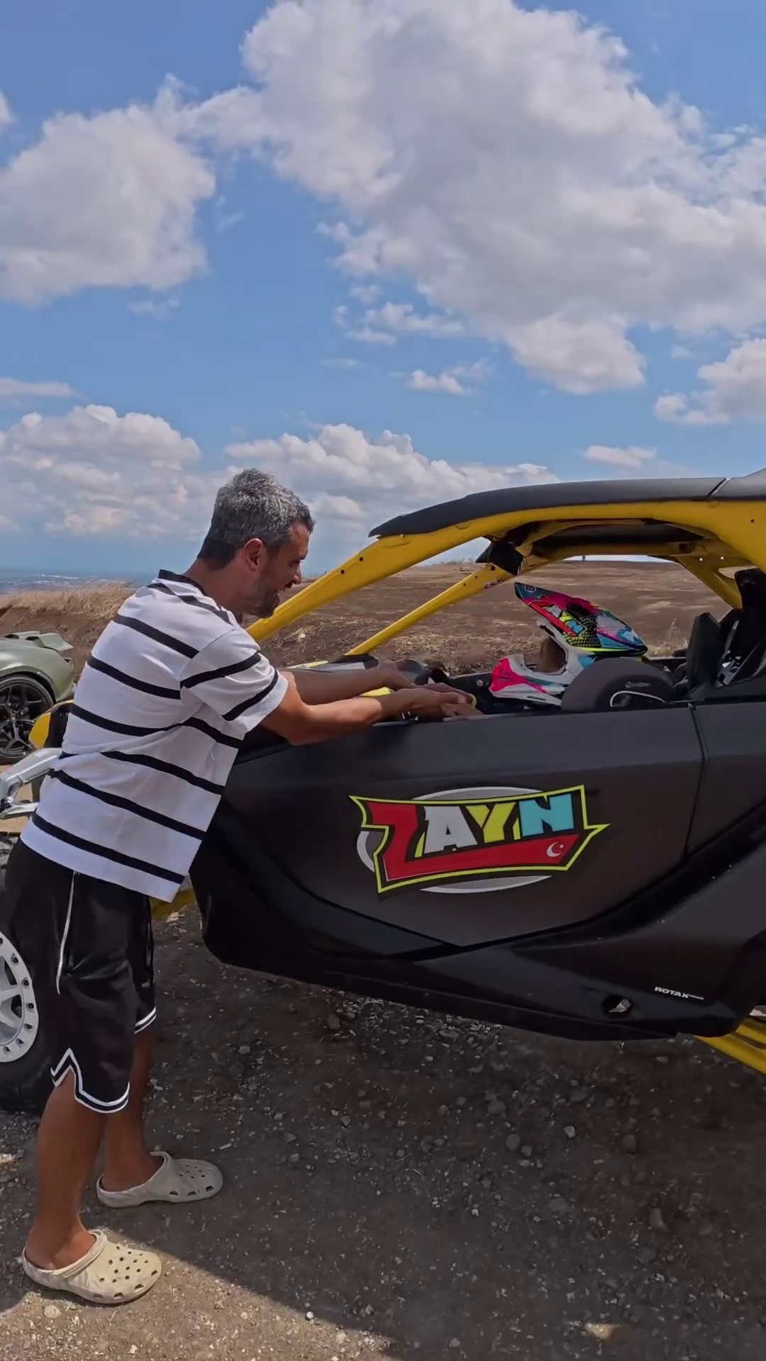 Genc Gazete 5 Yaşında, Milyonluk Lamborghini'nin Üzerinden Atv Ile Atladı (7)