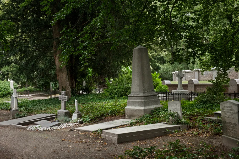 Genc Gazete Mezar Mezarlık Kabir Grave And Cemetery Mezara Cicek Koymak (13)-1