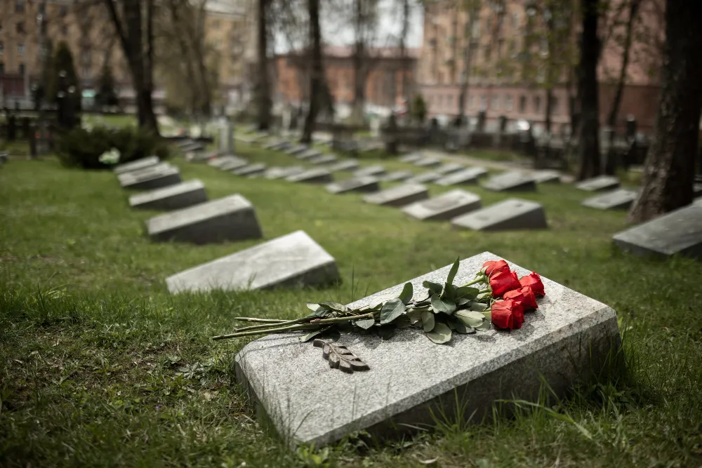 Genc Gazete Mezar Mezarlık Kabir Grave And Cemetery Mezara Cicek Koymak (5)-1