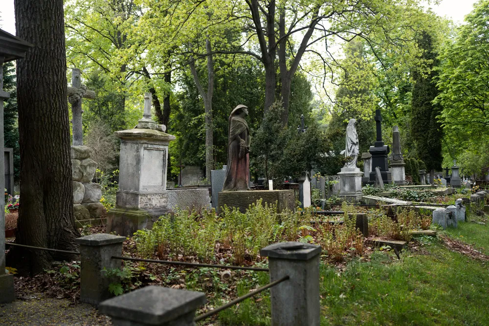 Genc Gazete Mezar Mezarlık Kabir Grave And Cemetery Mezara Cicek Koymak (9)-1