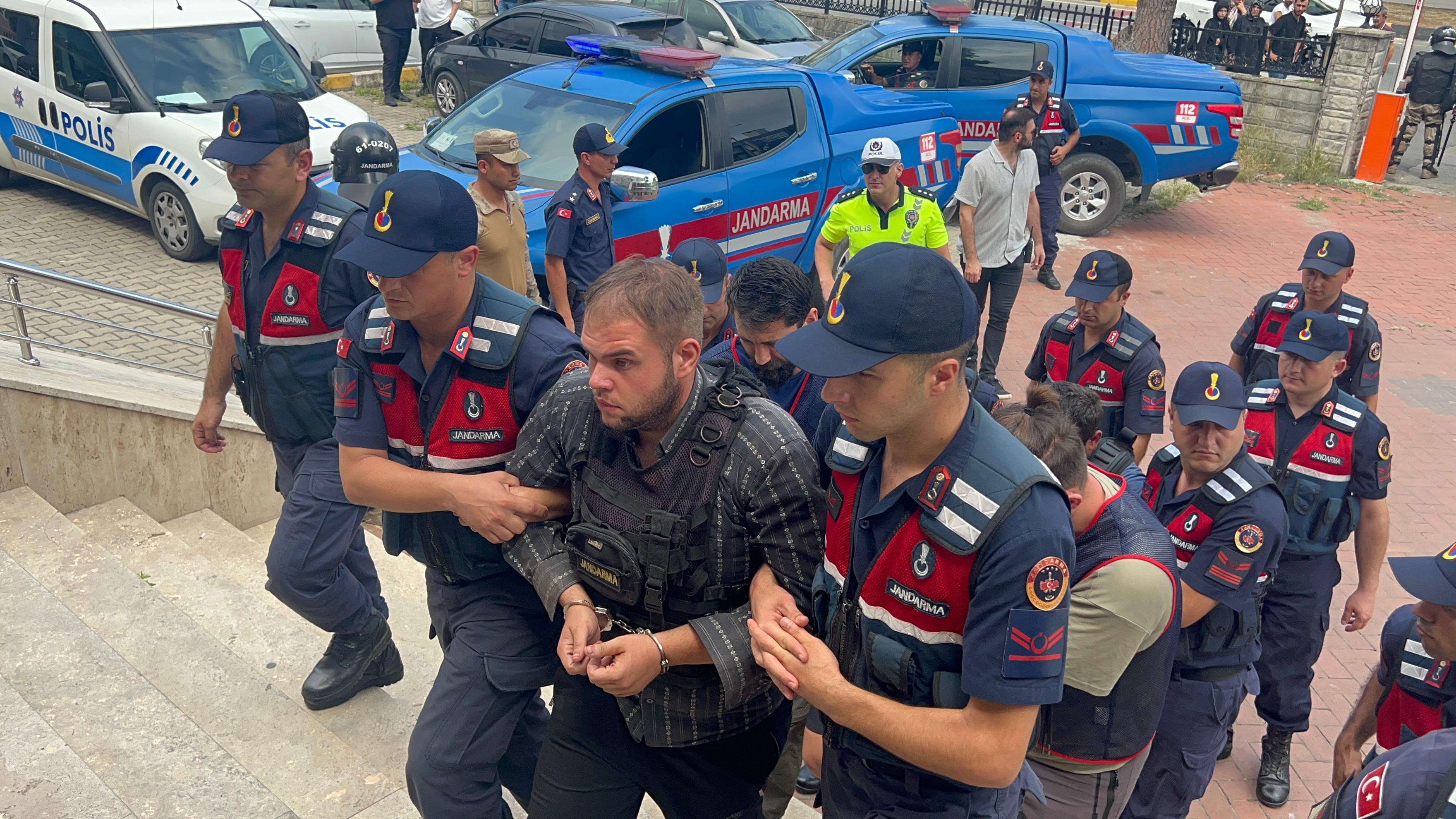 Genc Gazete Üç Akrabasını Öldürüp Yayla Evini Yakan Zanlı (2)