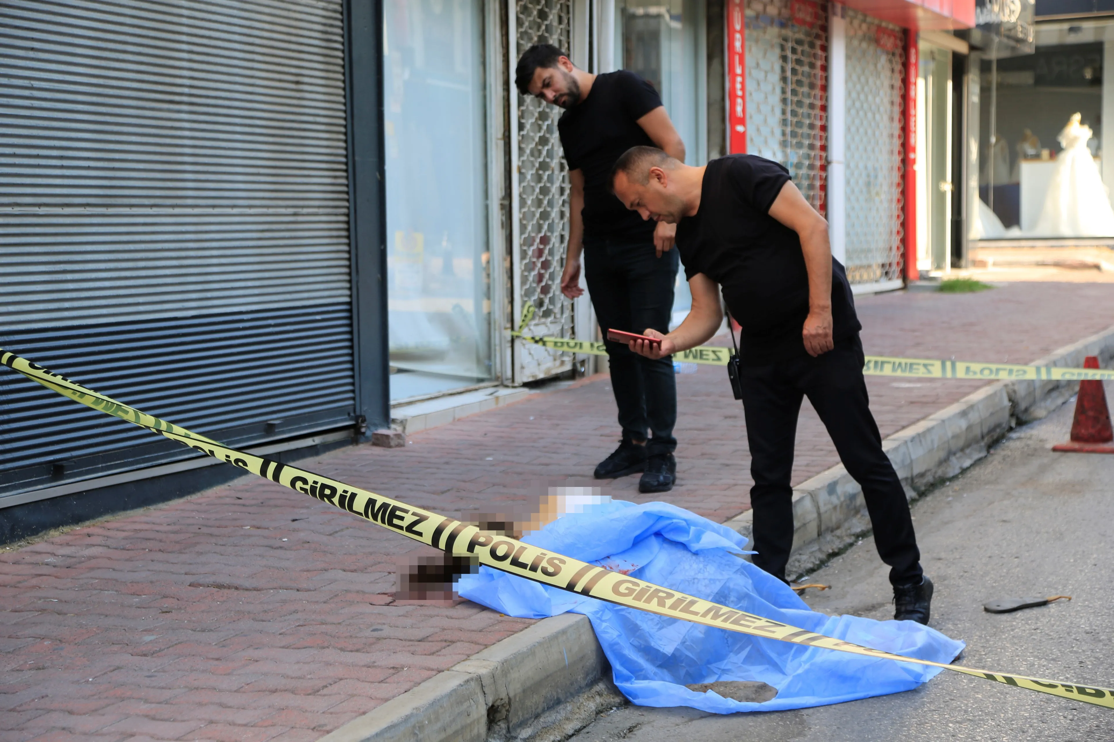 Genç Kadın Kaldırımda Ölü Bulundu, Çatıda Bulunan Mektup Olayın Seyrini Değiştirdi (3)