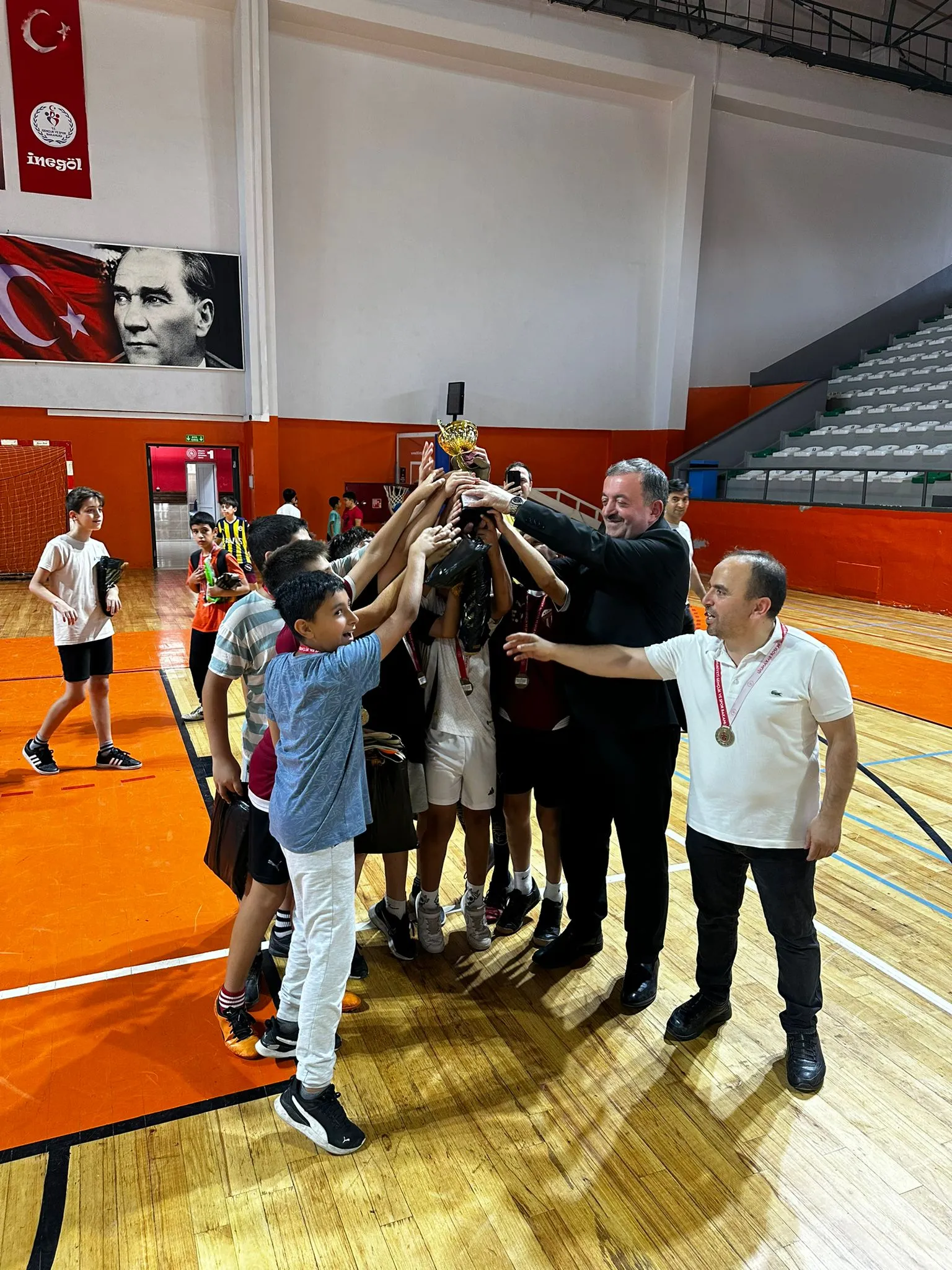 İnegöl'de 6. Geleneksel 15 Temmuz Kupası Kuran Kursları Arası Futsal Turnuvası Sona Erdi! (4)