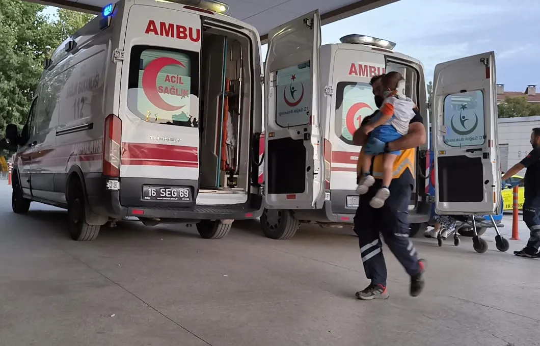 İnegöl'de Feci Kaza Otomobil Ile Motosiklet Çarpıştı, 5 Kişi Yaralandı