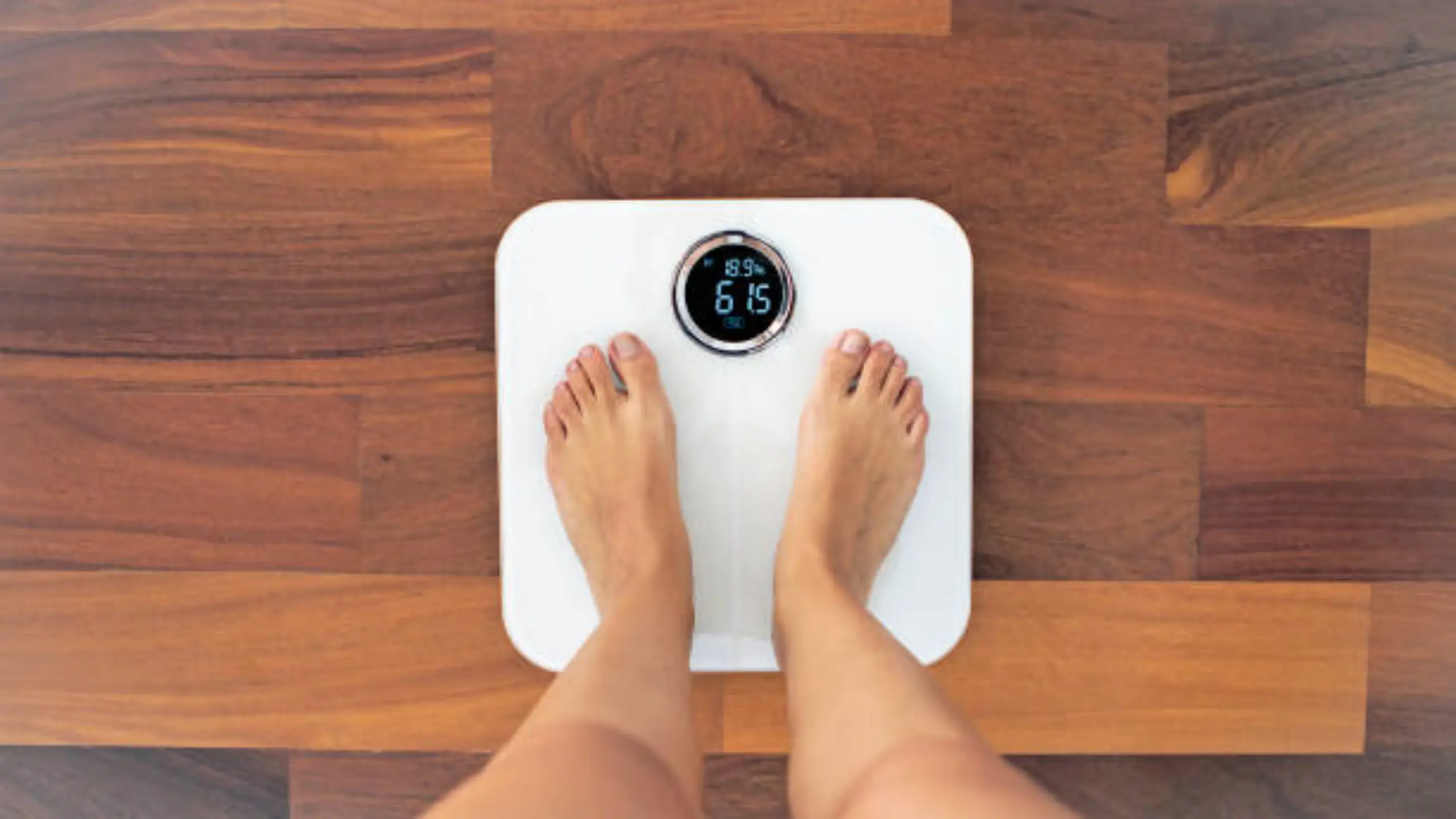 Woman Bare Feet Standing On A Digital Scale With Body Fat Analyzer Gencgazete