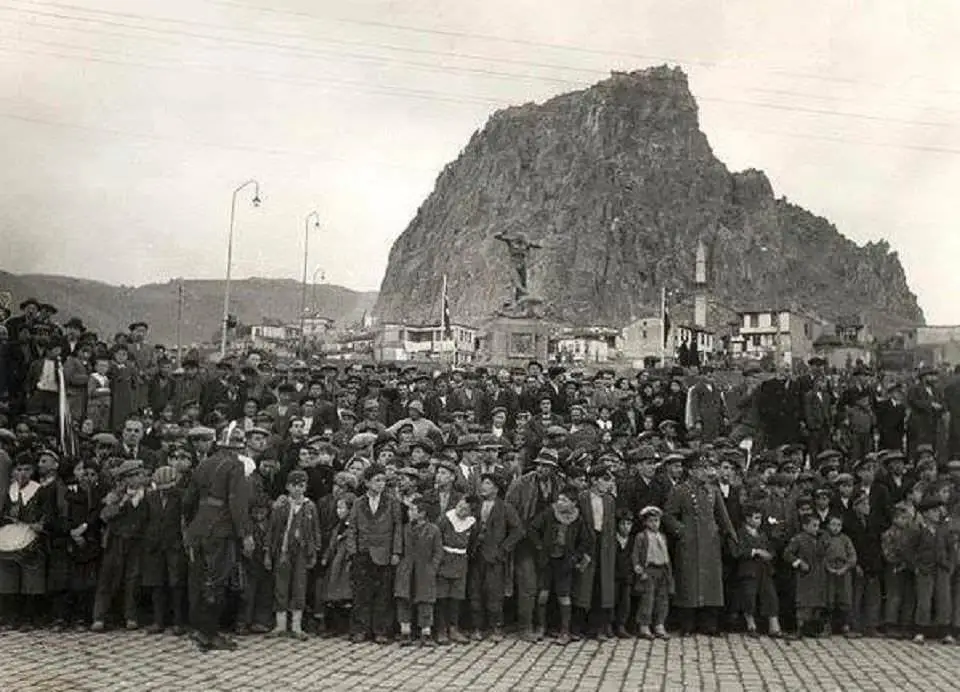 Afyonkarahisar Mustafa Kemal Ataturku Bekleyen Halk 20 Kasim 1937