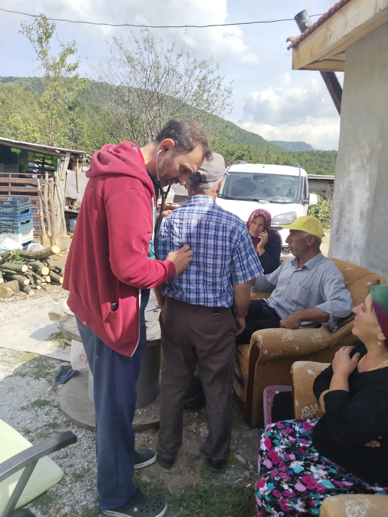 Bursa'da Hastasının Ayağına Giden Doktor Yüz Güldürüyor