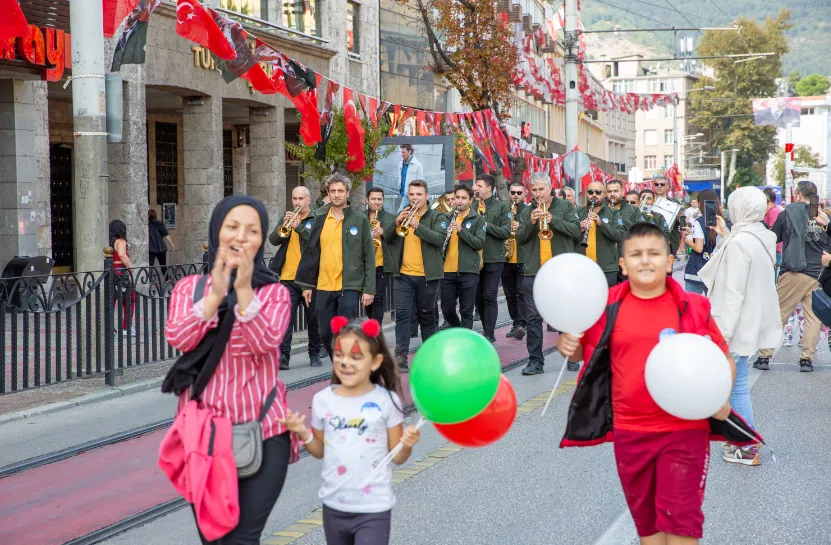 Bursa’da Heykel Atatürk Caddesi Çocuk Sesleriyle Şenlendi! (2)