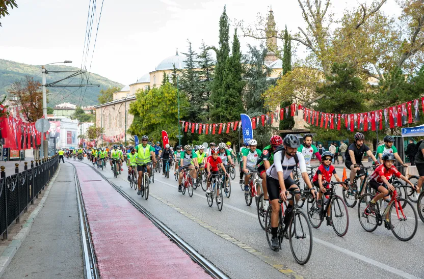 Bursa’da Heykel Atatürk Caddesi Çocuk Sesleriyle Şenlendi! (3)