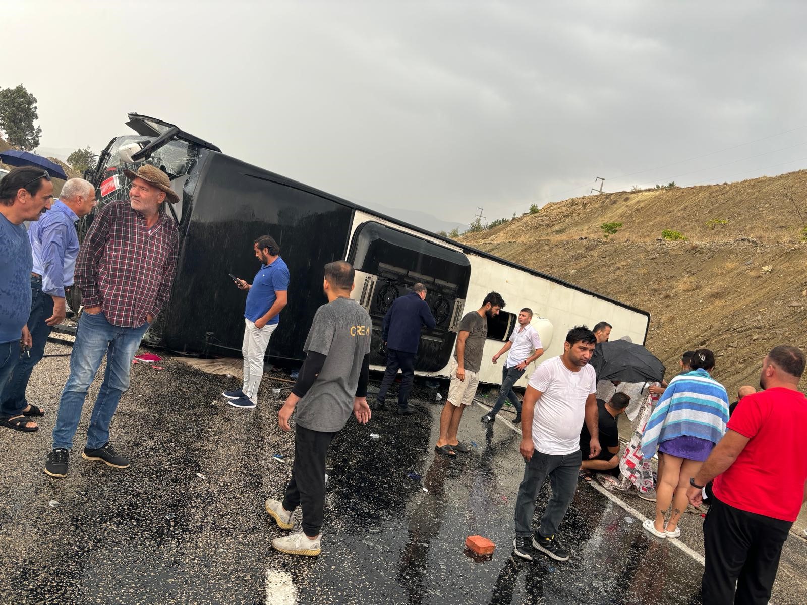 Genc Gazete Antalya'da Yolcu Otobüsü Devrildi 10 Yaralı (1)