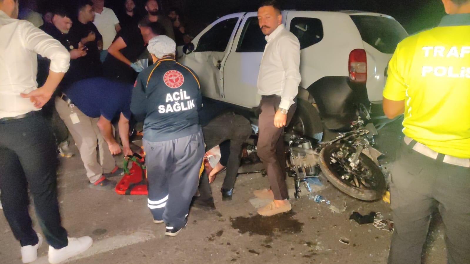 Genc Gazete Bursa'da Düğün Salonuna Dönen Araca Motosiklet Çarptı (2)