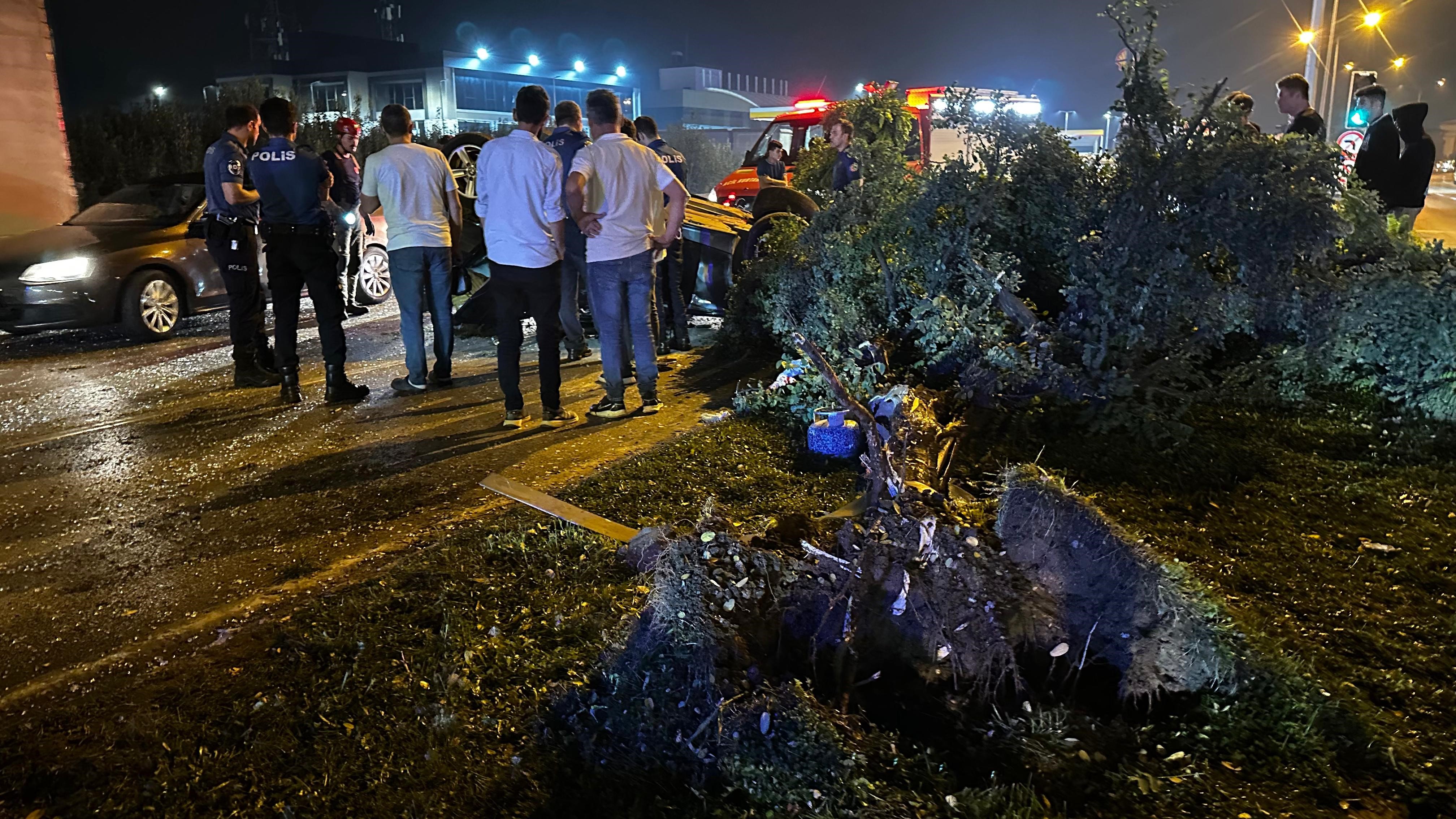 Genc Gazete Bursa’da Kontrolden Çıkan Otomobil (3)