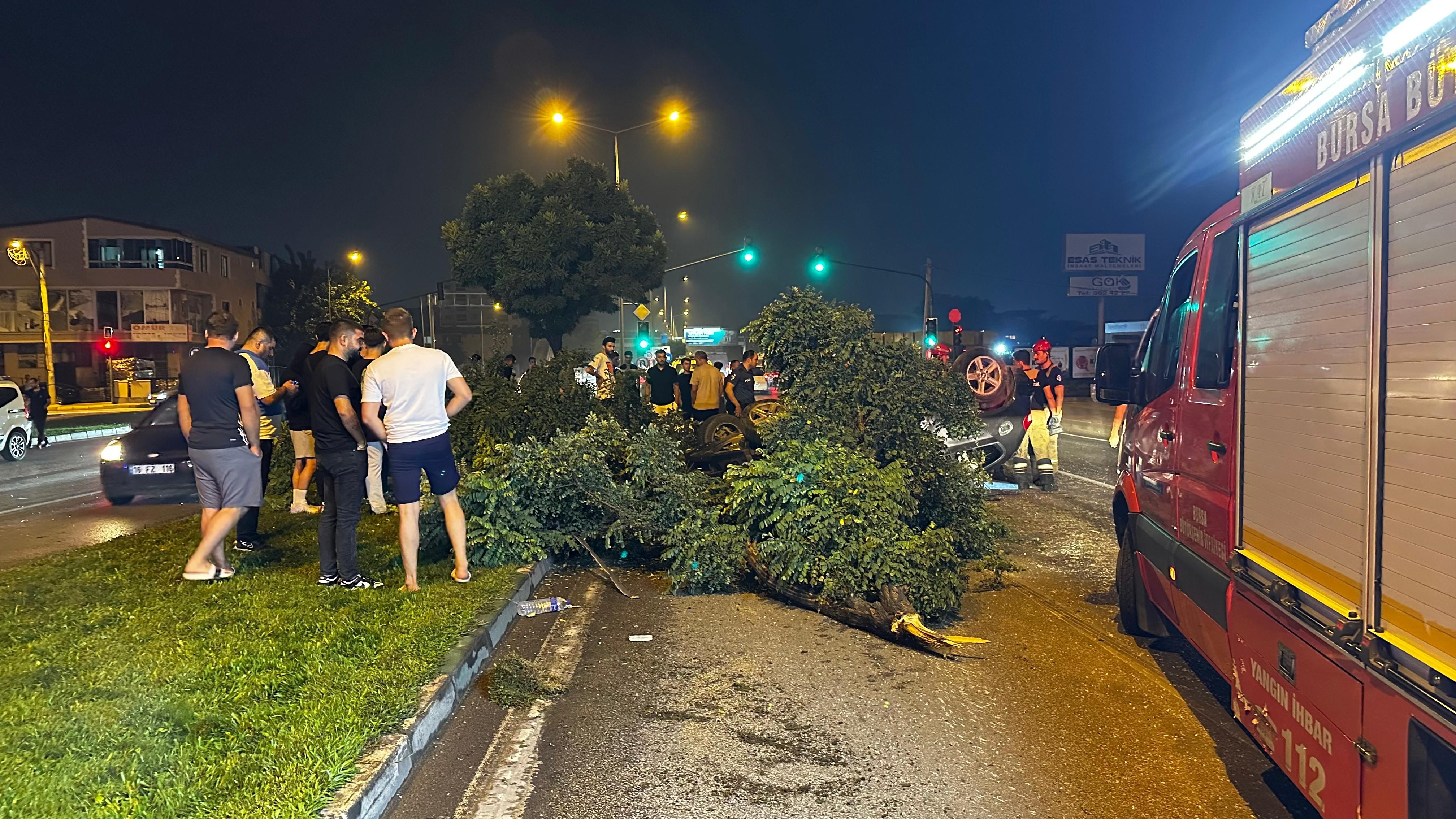 Genc Gazete Bursa’da Kontrolden Çıkan Otomobil (4)