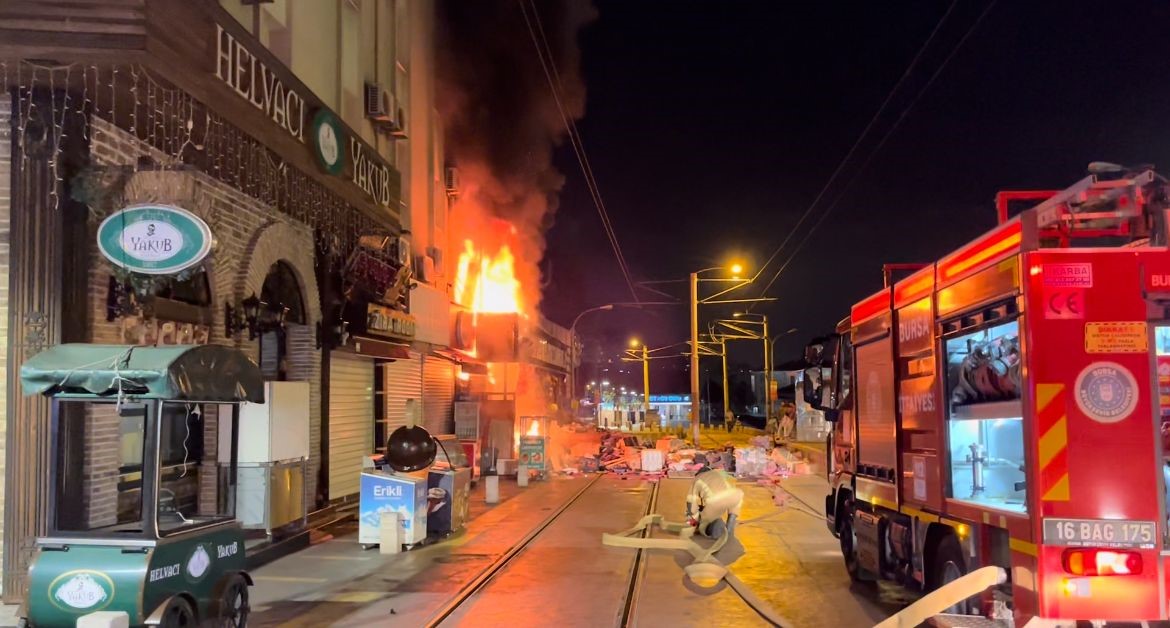 Genc Gazete Bursa'da Mağazada Çıkan Yangın (3)