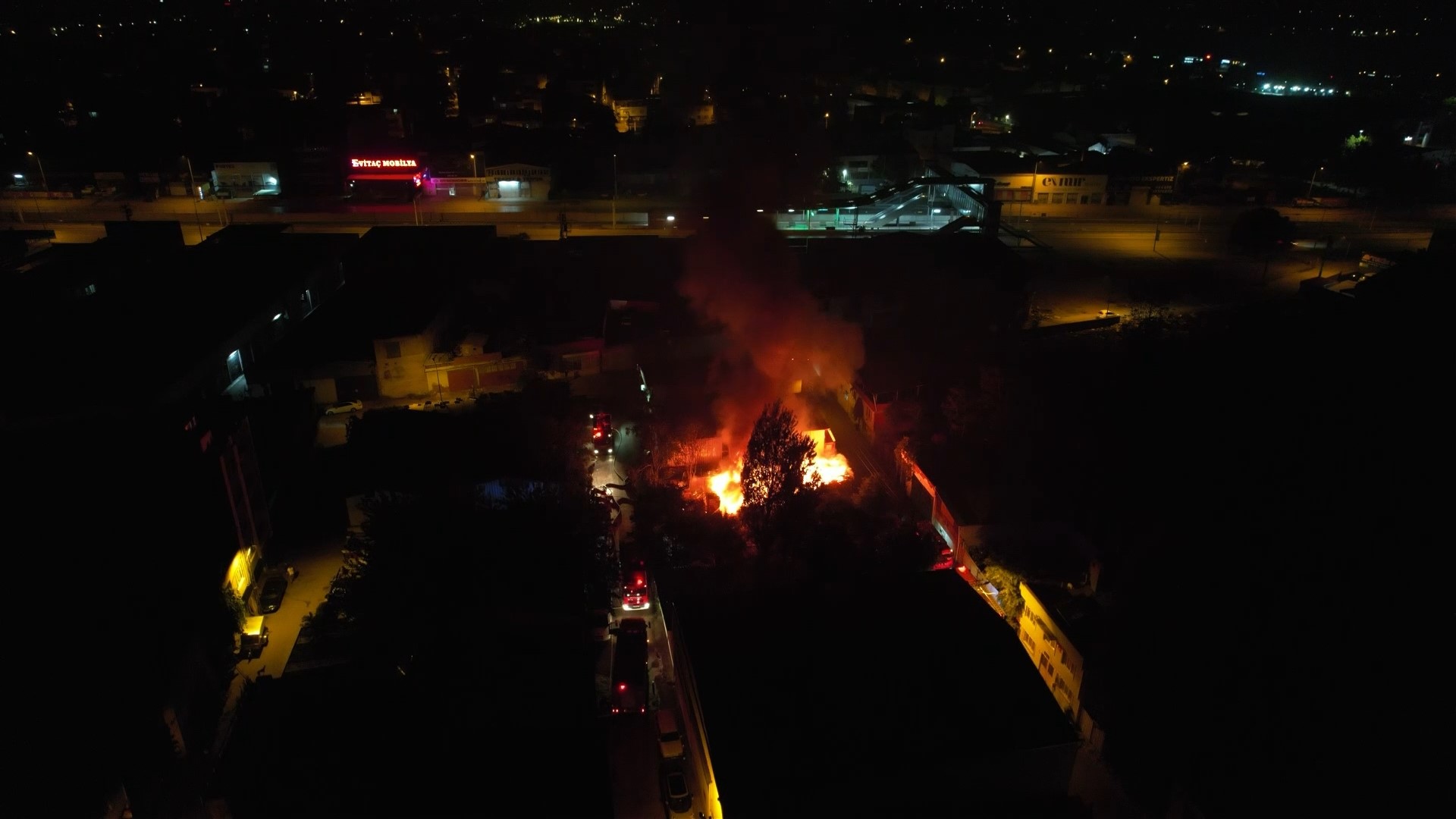 Genc Gazete Bursa'da Palet Fabrikasında Çıkan Yangın Korkuttu (3)