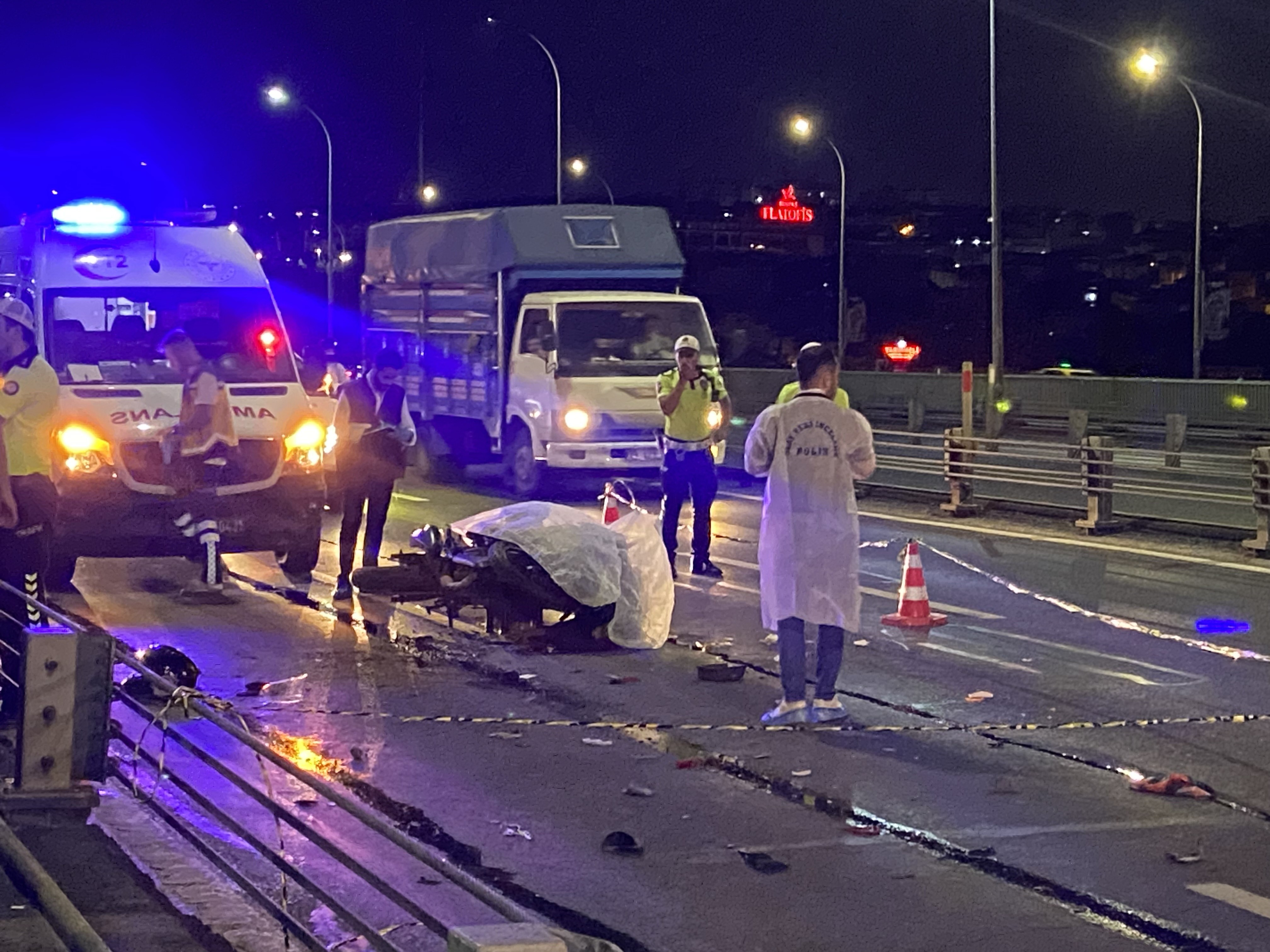 Genc Gazete Büyükşehir'e Ait Yol Temizleme Aracına Çarpan Motosiklet Sürücüsü Öldü  (2)