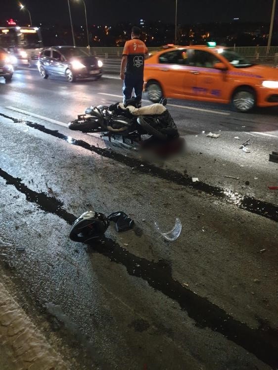 Genc Gazete Büyükşehir'e Ait Yol Temizleme Aracına Çarpan Motosiklet Sürücüsü Öldü  (3)