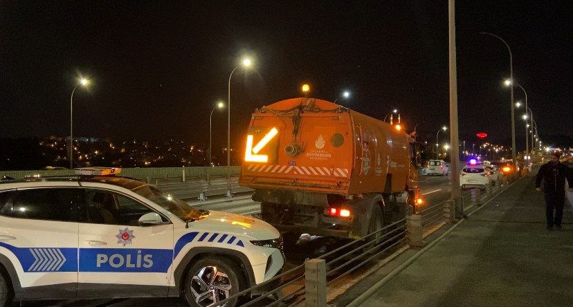 Genc Gazete Büyükşehir'e Ait Yol Temizleme Aracına Çarpan Motosiklet Sürücüsü Öldü  (4)