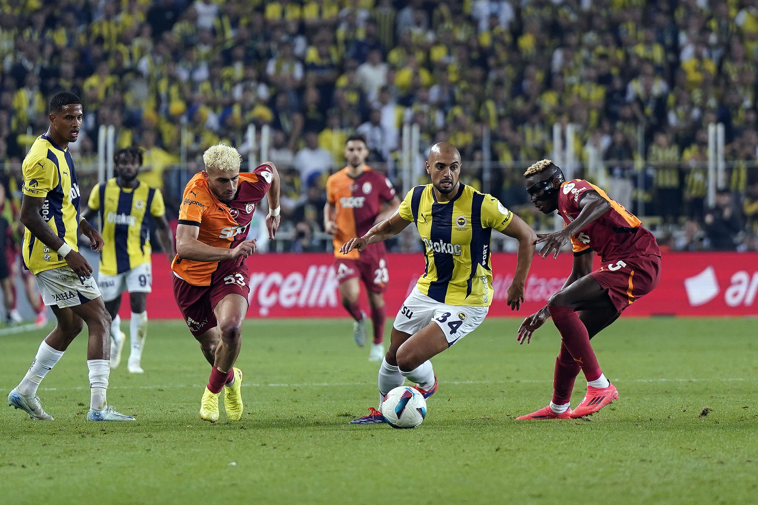 Genc Gazete Galatasaray Fenerbahce'yi Dagitti (10)