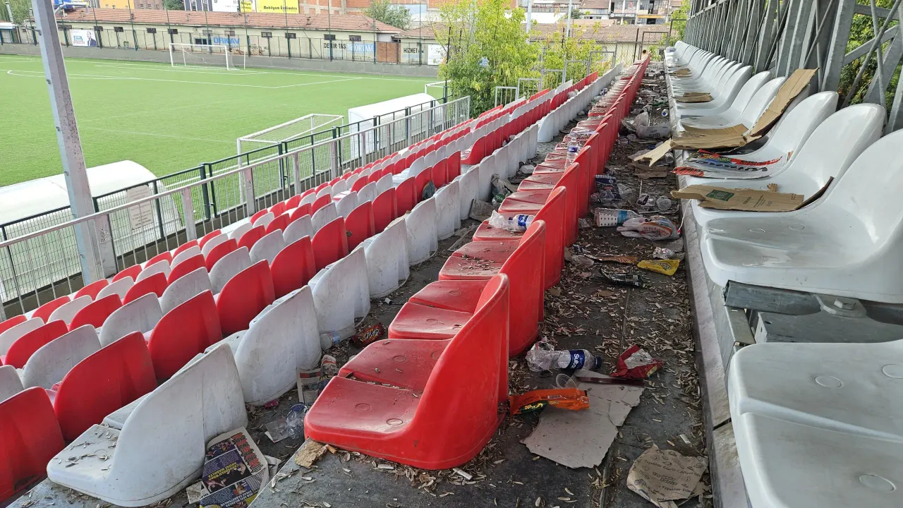 Genc Gazete İnegöl’de Kurtuluşspor Tribünlerinde Temizlik Seferberliği (1)X