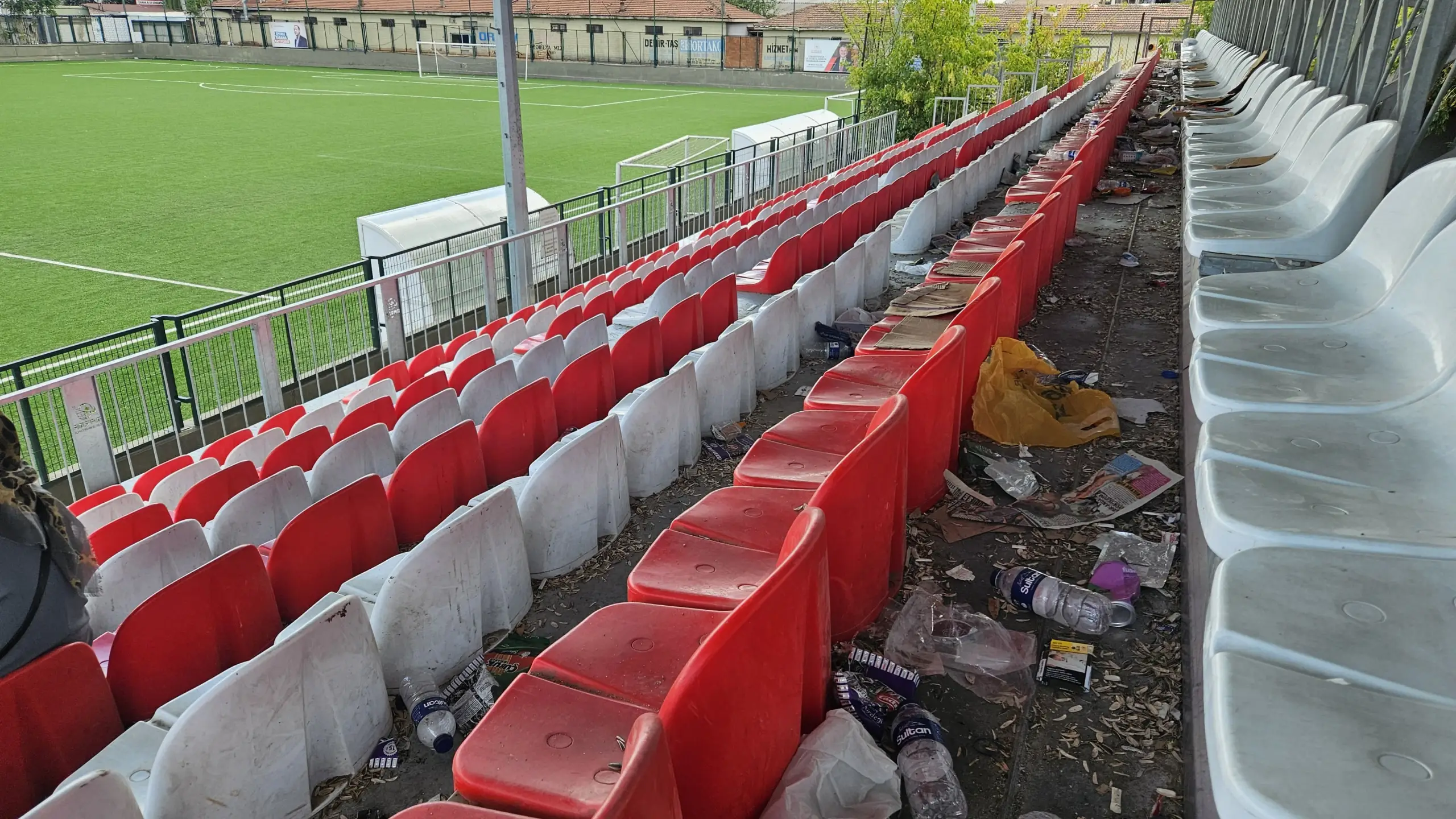 Genc Gazete İnegöl’de Kurtuluşspor Tribünlerinde Temizlik Seferberliği (2)X