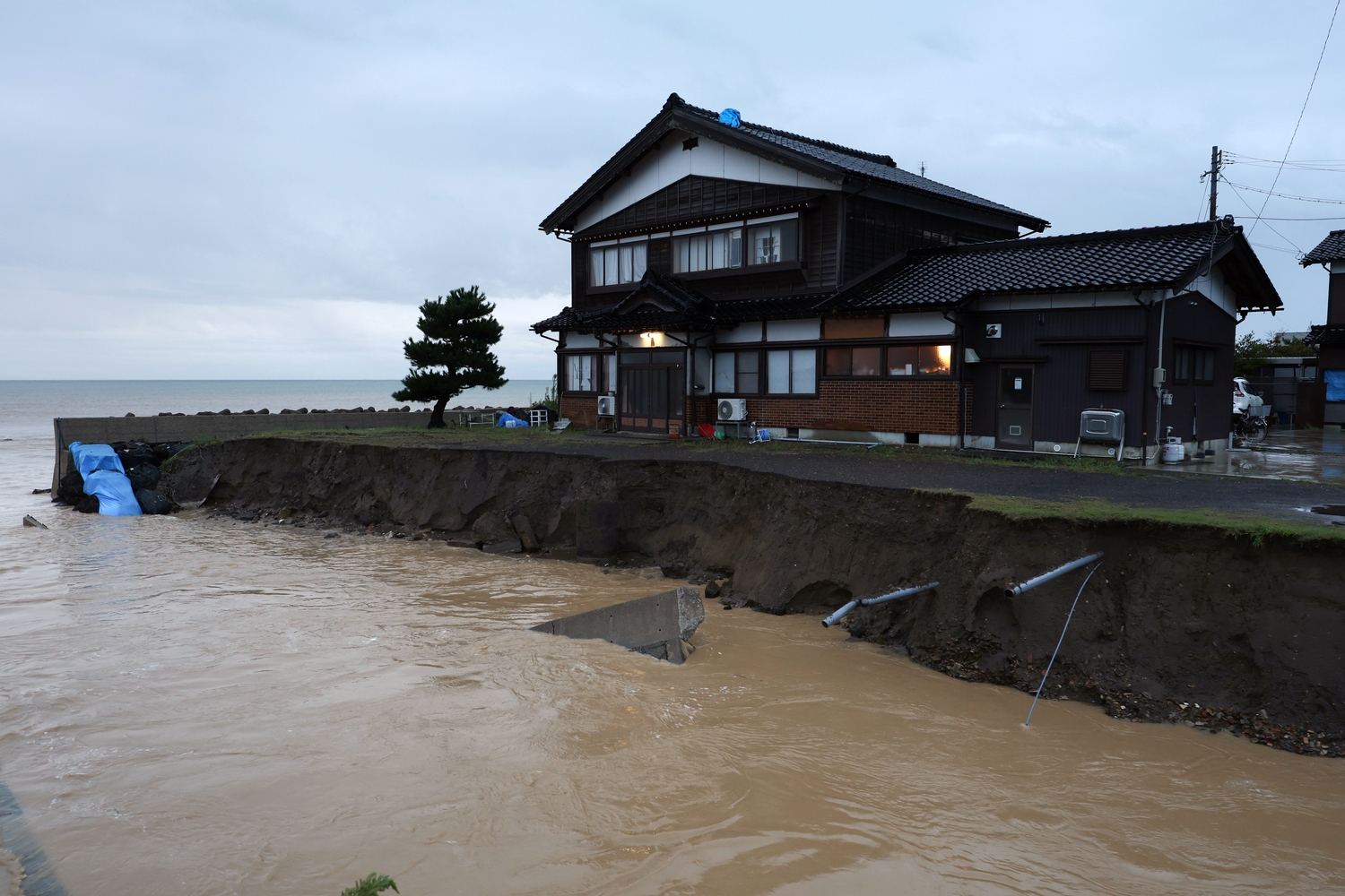 Genc Gazete Japonya'da Şiddetli Yağış Sonrası Heyelan 1 Ölü, 10 Kayıp (4)