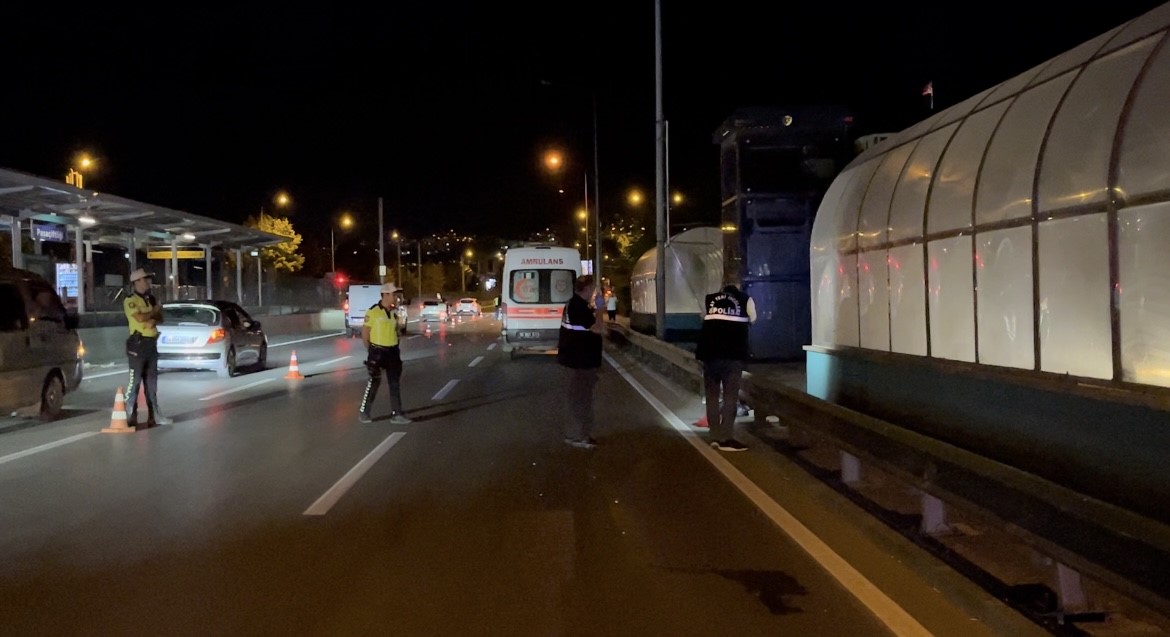 Genc Gazete Kontrolden Çıkıp Bariyerlere Çarpan Motokurye Öldü (1)-1