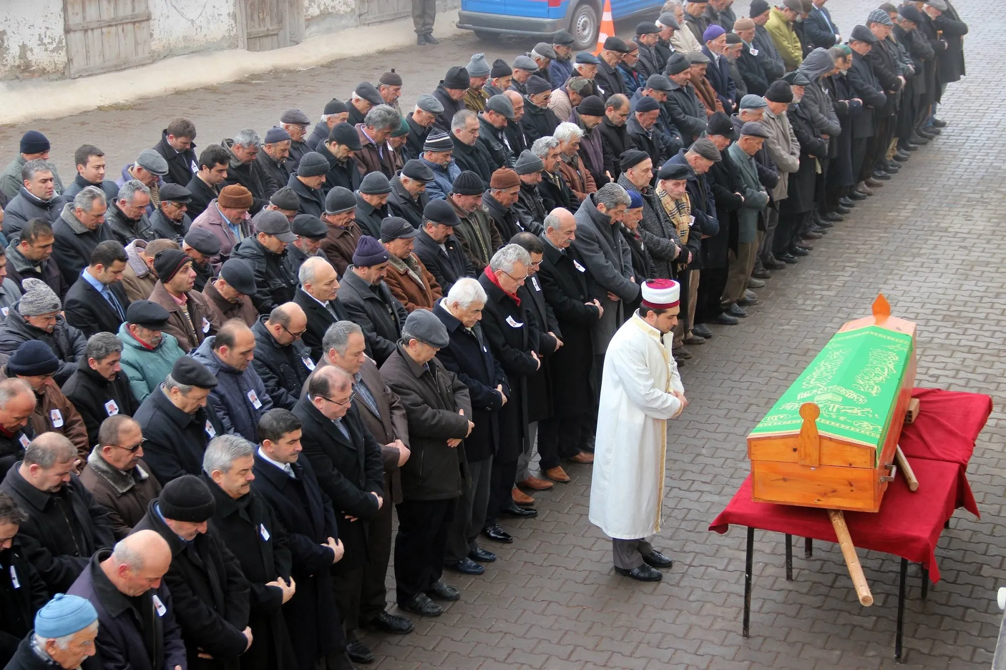 Genc Gazete Ölümü Temenni Etmek Ölüm Mezar Cenaze (39)