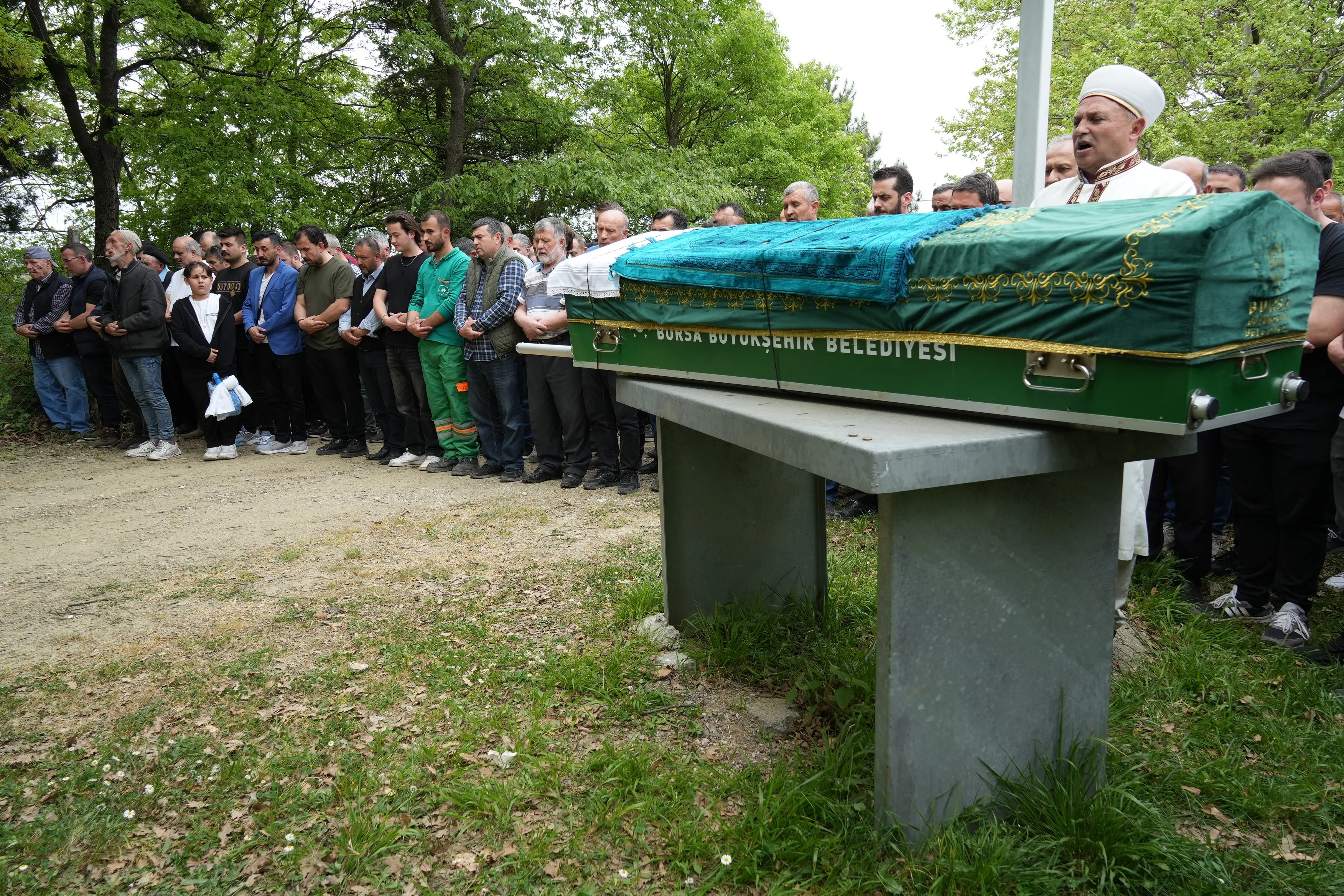 Genc Gazete Ölümü Temenni Etmek Ölüm Mezar Cenaze (43)