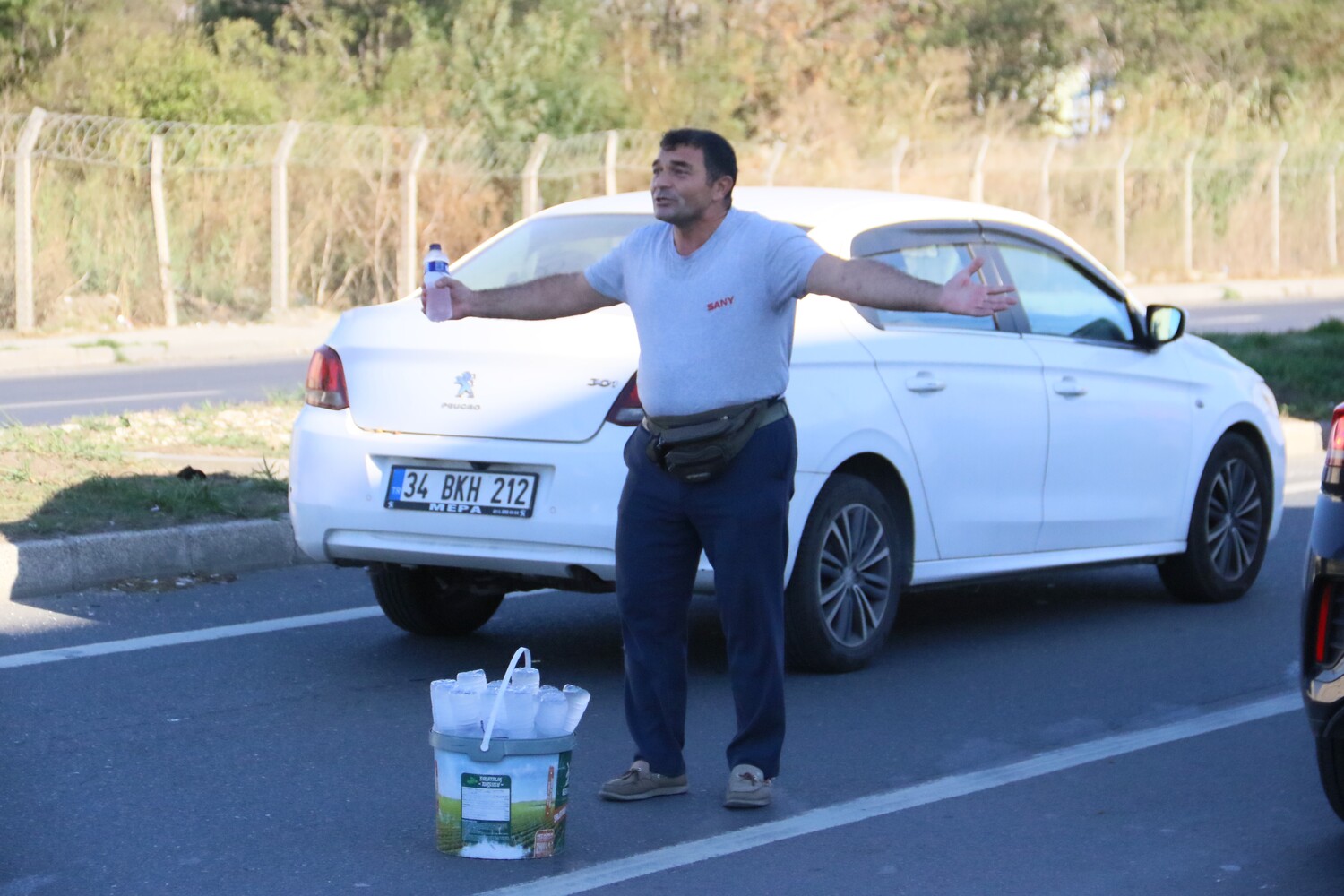 Genc Gazete Yollarda Şarkılarla Hem Su Hem De Mutluluk Satıyor! (4)