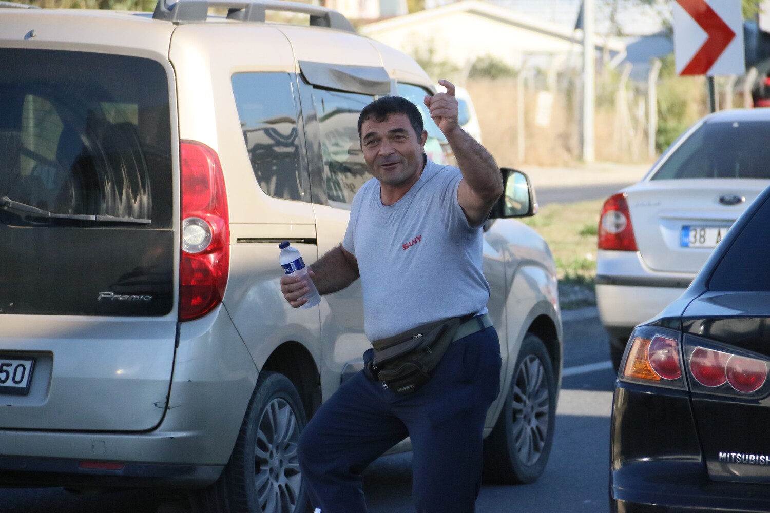 Genc Gazete Yollarda Şarkılarla Hem Su Hem De Mutluluk Satıyor! (5)