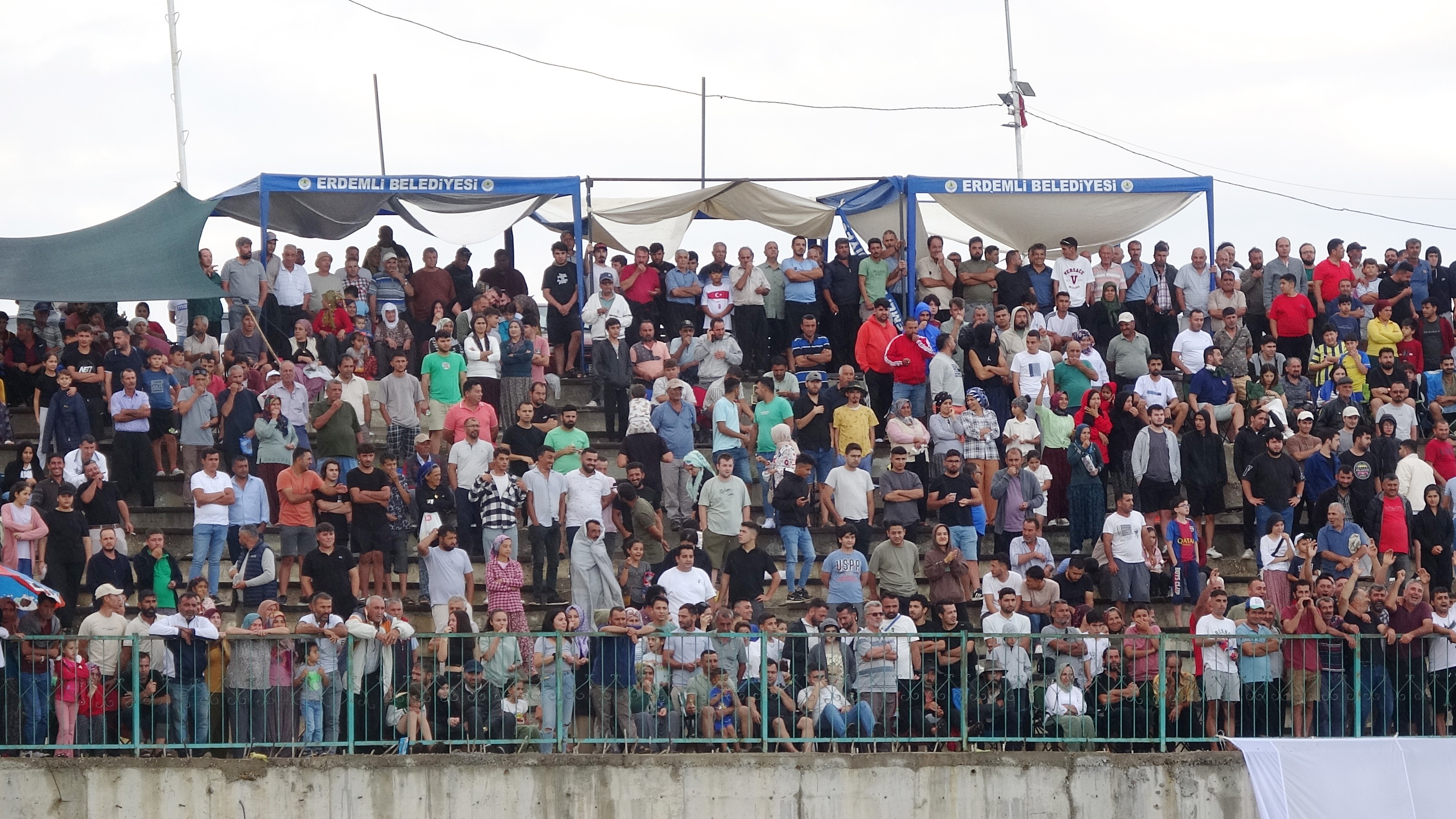 Gencç Gazete Böyle Mahalle Maçı Görmediniz 15 Bin Kişi Izledi! (3)