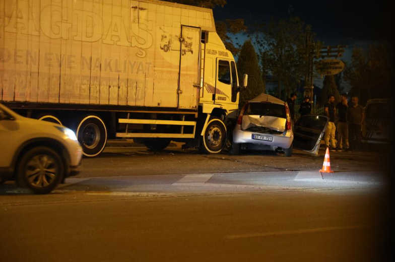 Kamyon Ile Otomobil Çarpıştı, Otomobil Sürücüsü Kadın Hayatını Kaybetti