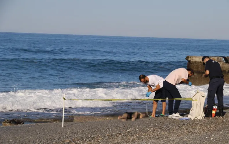 Alanya'da 20 Yaşındaki Gencin Cansız Bedeni Kıyıya Vurdu (2)