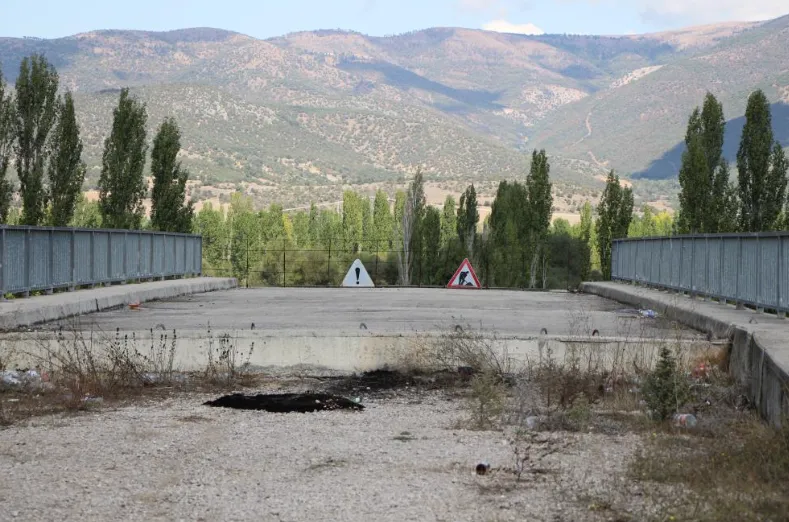 Amasya'da 16 Yıldır Tamamlanamayan Üstgeçitte Ağaçlar Bitti (3)