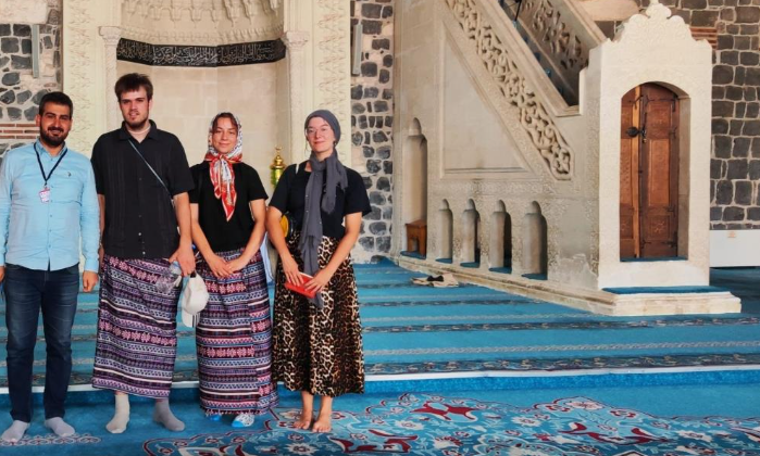 Bursa'dan Sonra Diyarbakır Ulu Cami'de Yabancı Turistler Etek Giydi