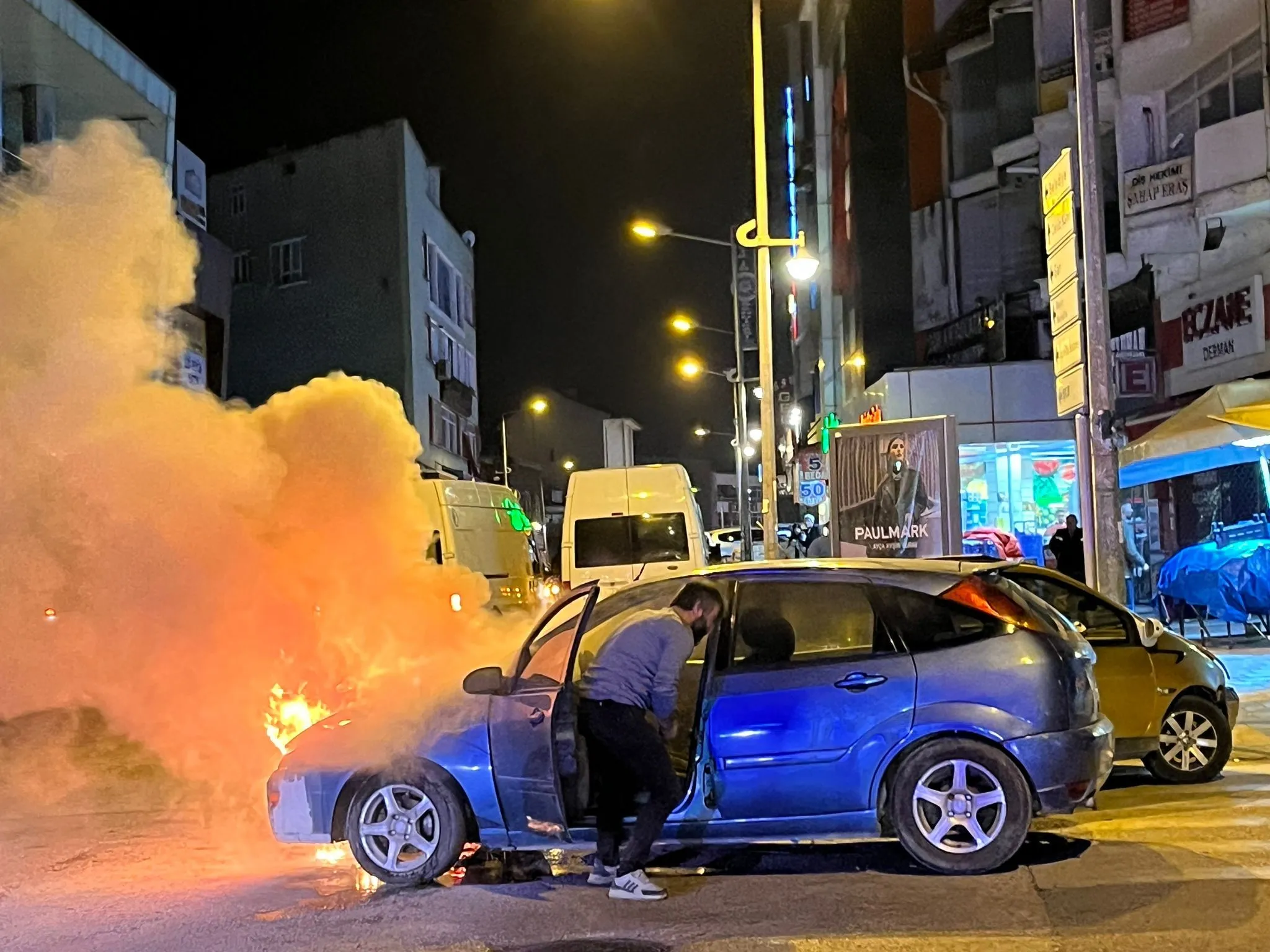 Cep Telefonunu Almak Için Yanan Aracın Içine Girdi (4)