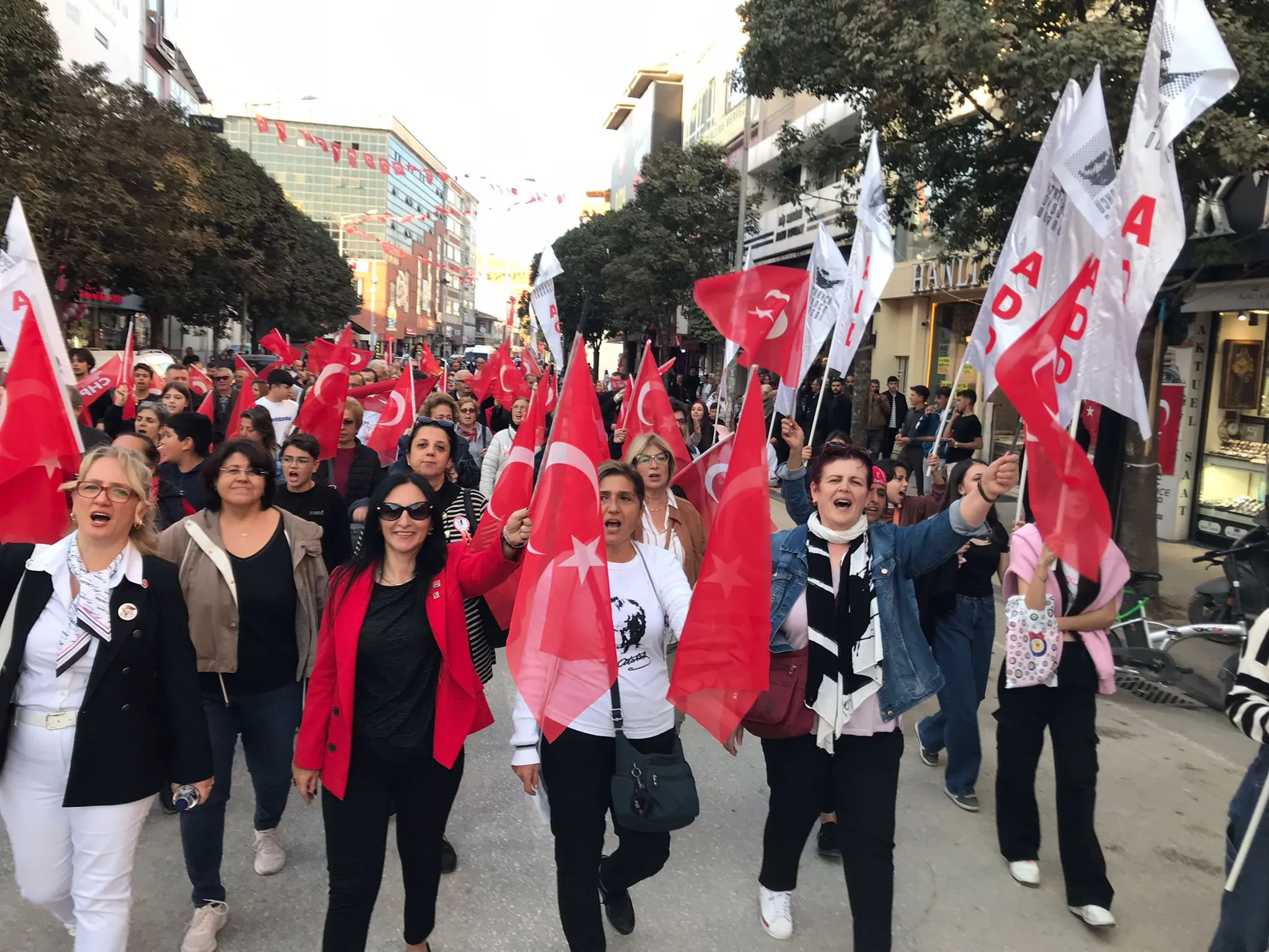 Chp İnegöl İlçe Başkanlığı, Cumhuriyetin 101. Yılı İçin Cumhuriyet Yürüyüşü Düzenledi (5)