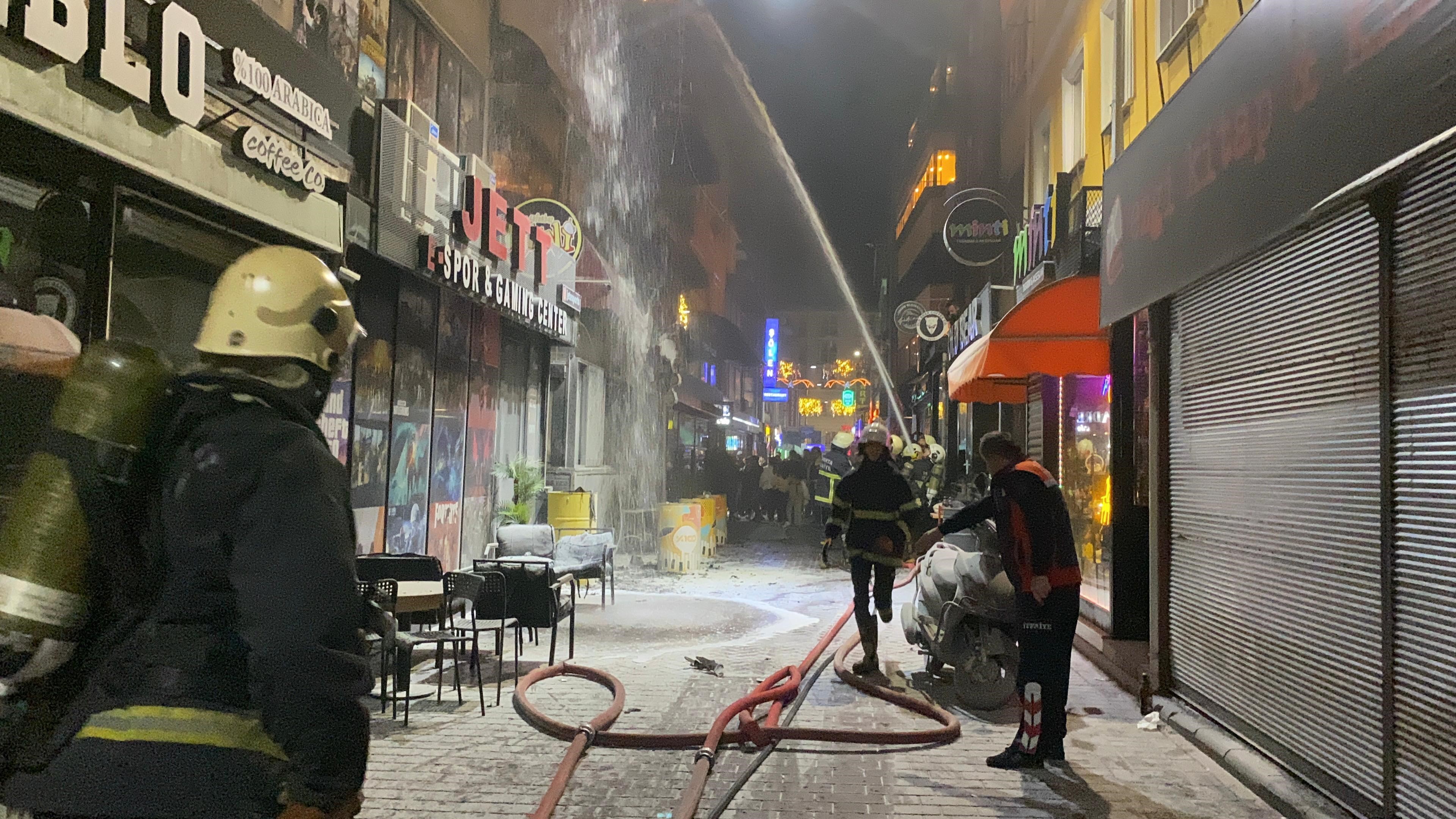 Genc Gazete Gece Eğlence Merkezinde Yangın (5)